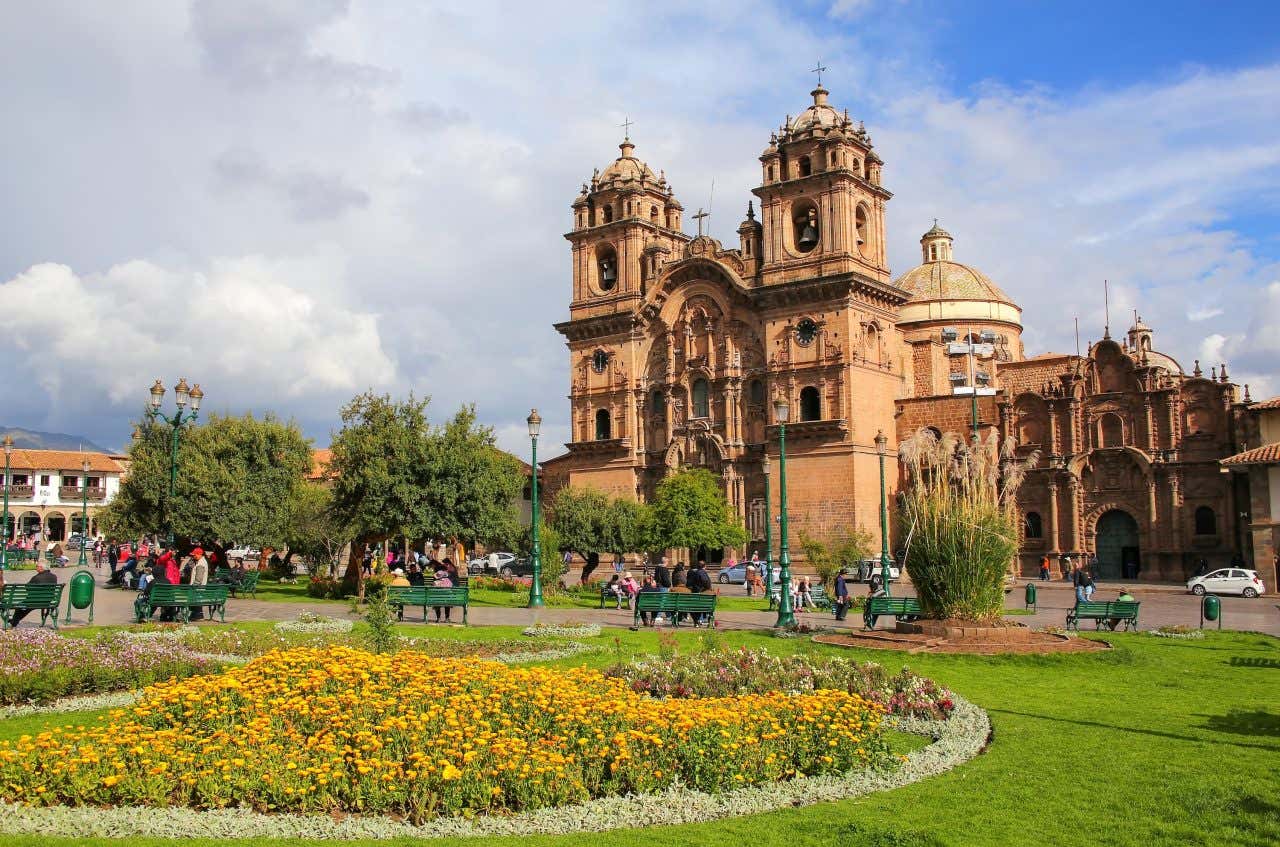 Fachada da igreja da Companhia de Jesus na Plaza de Armas de Cusco em um dia ensolarado