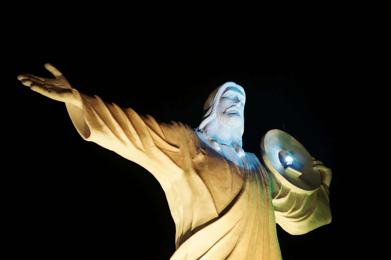 Estátua de Cristo Luz iluminada à noite