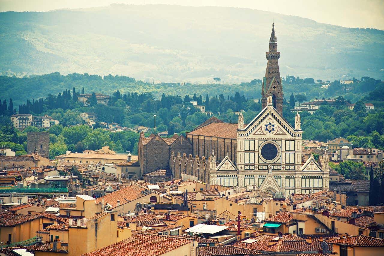 Vista panorâmica da Basílica de Santa Croce com as montanhas toscanas ao fundo