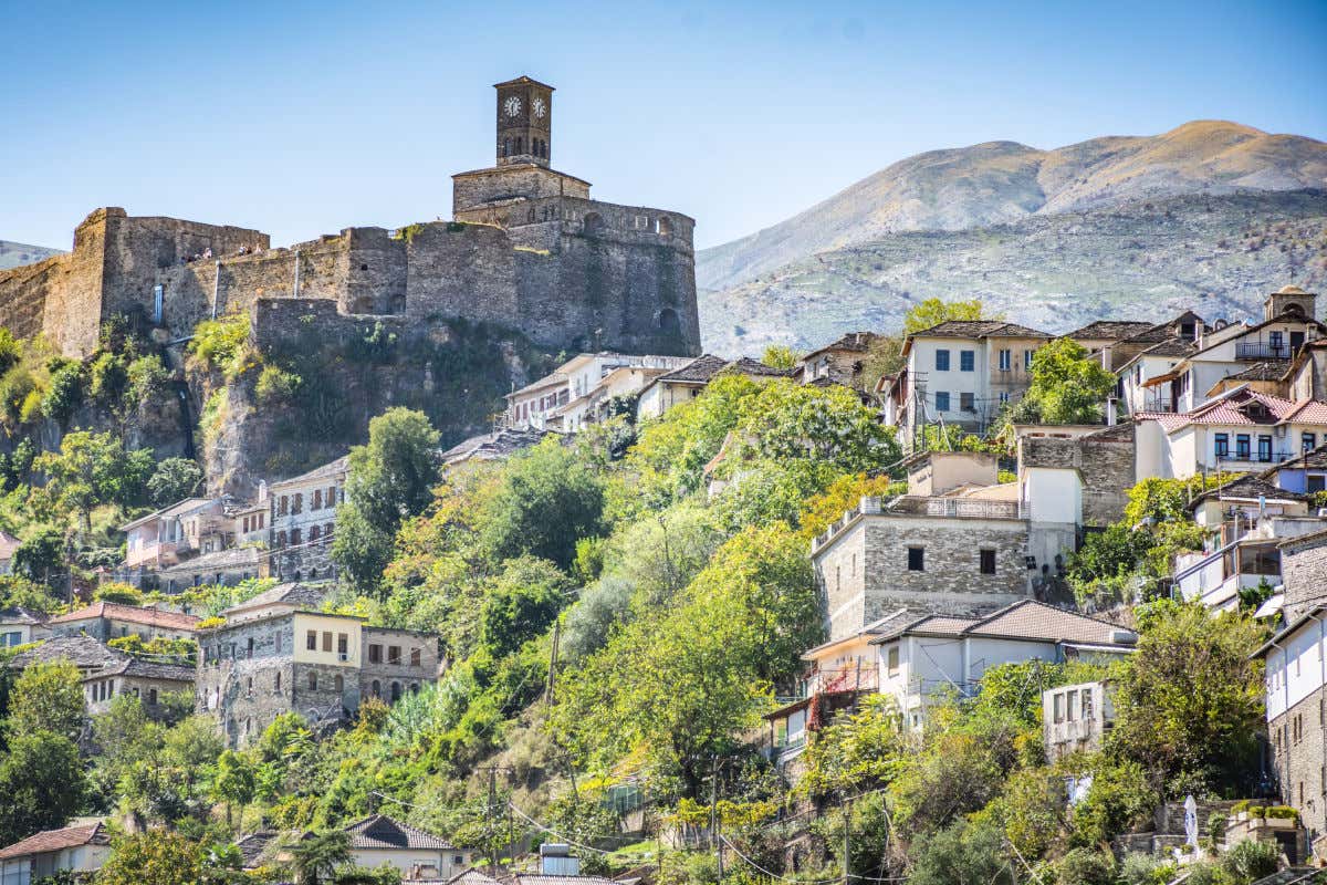 Agirocastro, un villaggio con case in pietra e una fortezza in cima, circondato da montagne