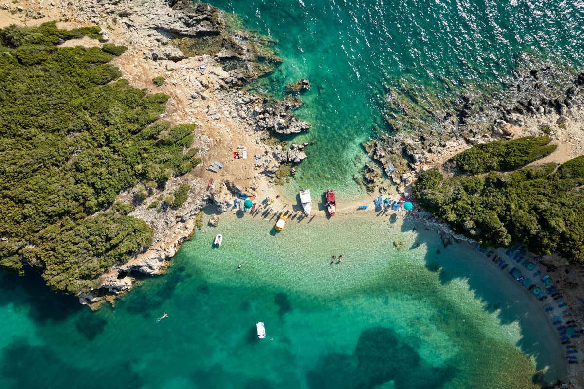 Vista aérea de Ksamil con sus playas junto a los acantilados, uno de los lugares más míticos que visitar en Albania