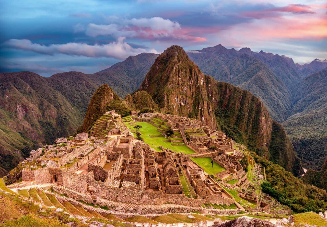 Panorâmica do sítio arqueológico de Machu Picchu rodeados de montanhas andinas