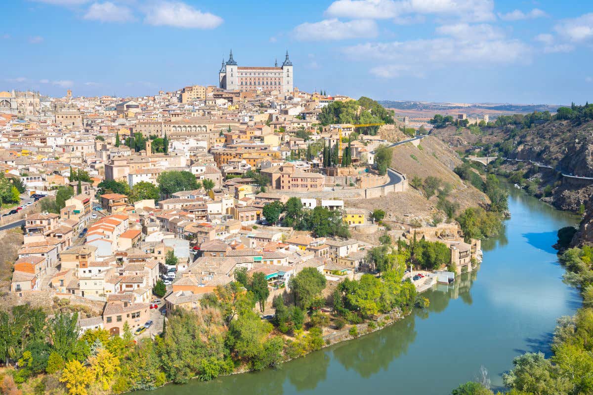 Panorámica del casco antiguo de Toledo con el Alcázar en lo alto y rodeado por el río Tajo