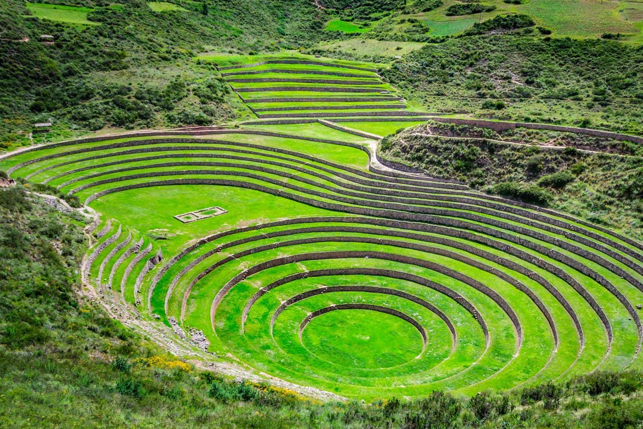 Vista aérea dos verdes terraços microclimáticos de Moray