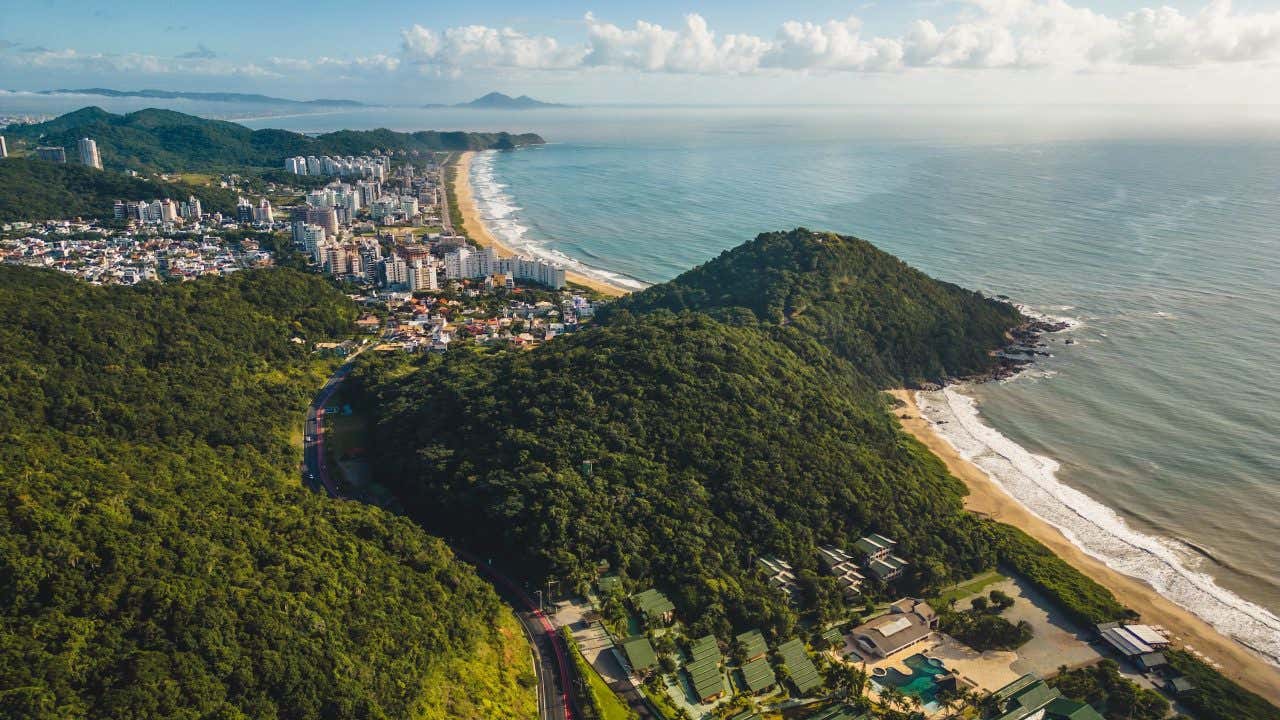 Vista panorâmica de Balneário Camboriú e do oceano Atlântico do Morro do Careca em um dia ensolarado