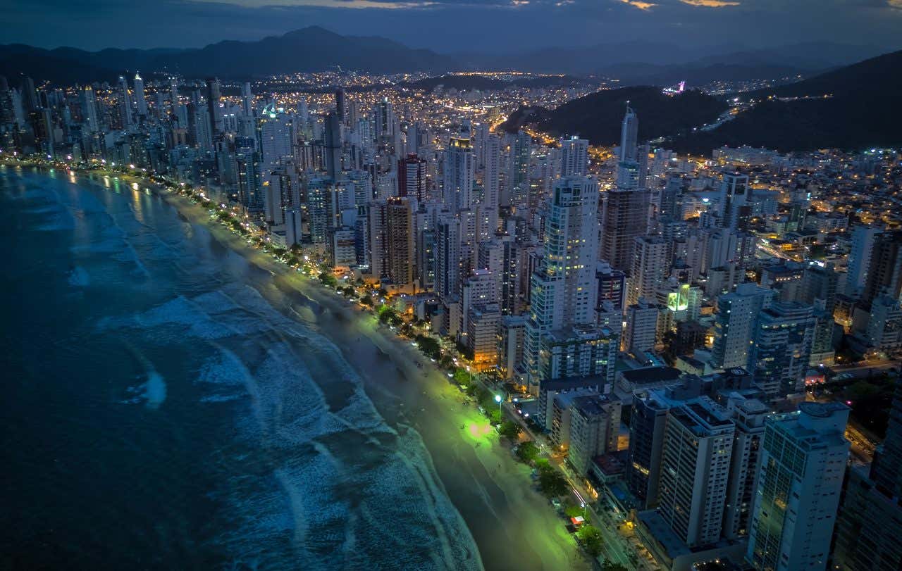 Vista aérea de Balneário Camboriú à noite