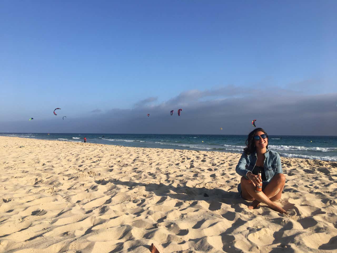 Paloma Aranda sentada en la arena en Tarifa, Cádiz