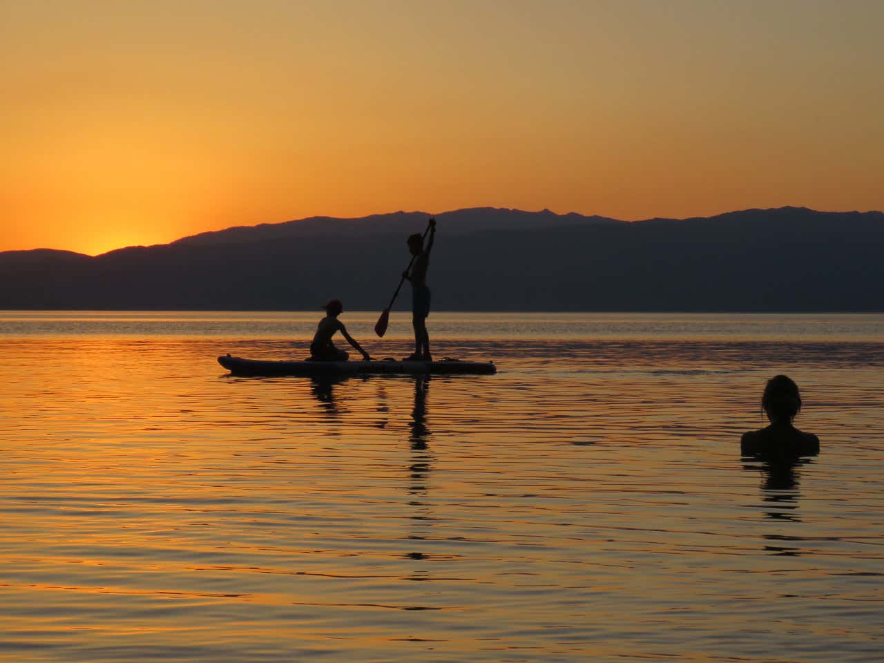 Paloma Aranda contemplano la puesta de sol en el lago Ohrid, en Macedonia del Norte