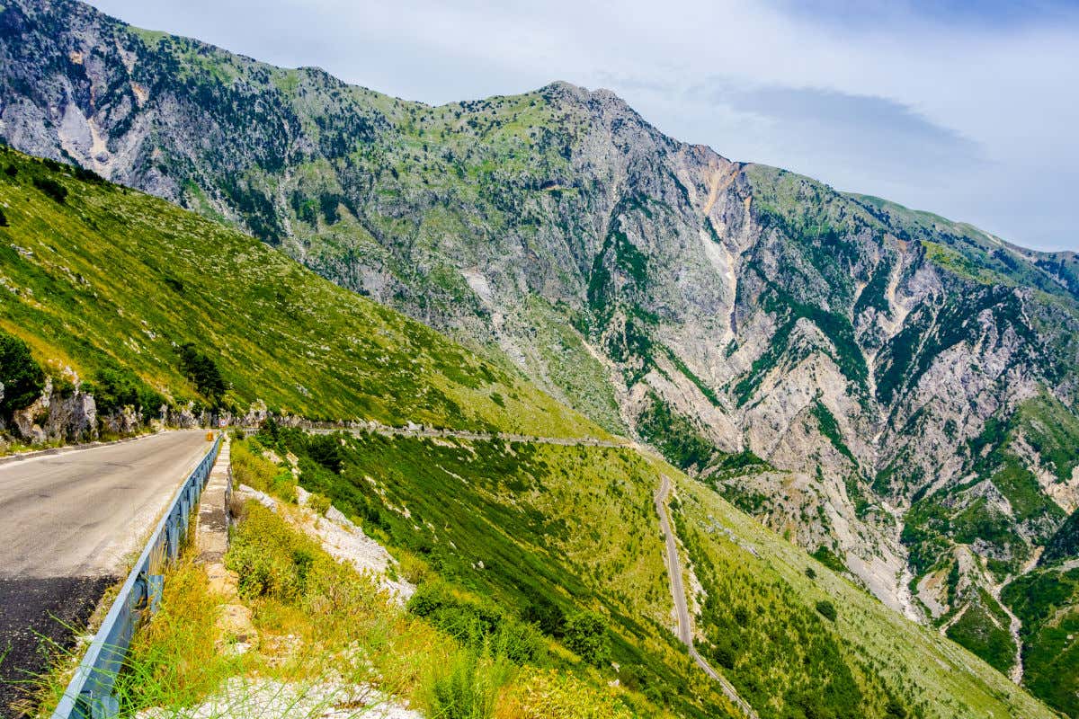 Una carretera sin coches circulando en un paisaje montañoso característico del Parque Nacional de Llogara, en Albania