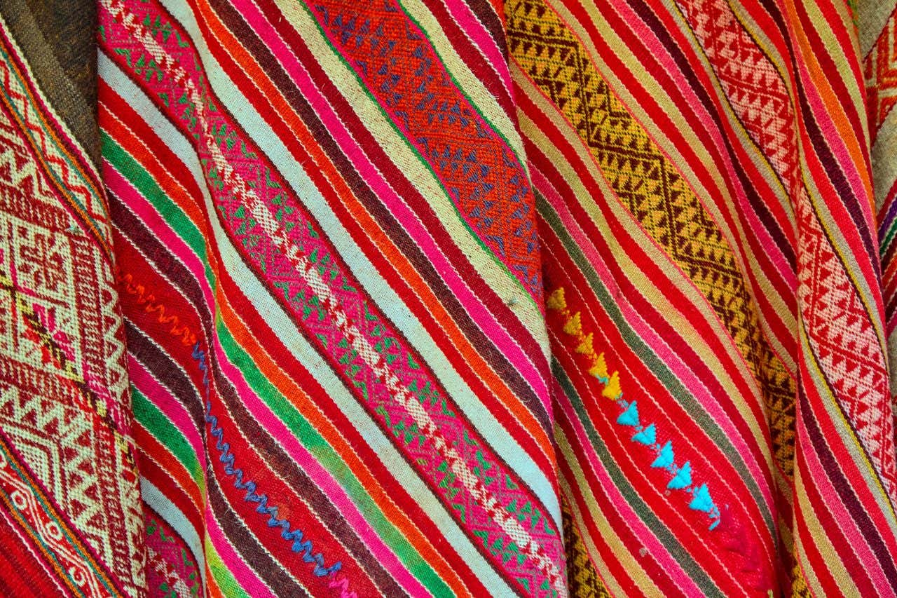 Tecidos coloridos típicos da cultura inca