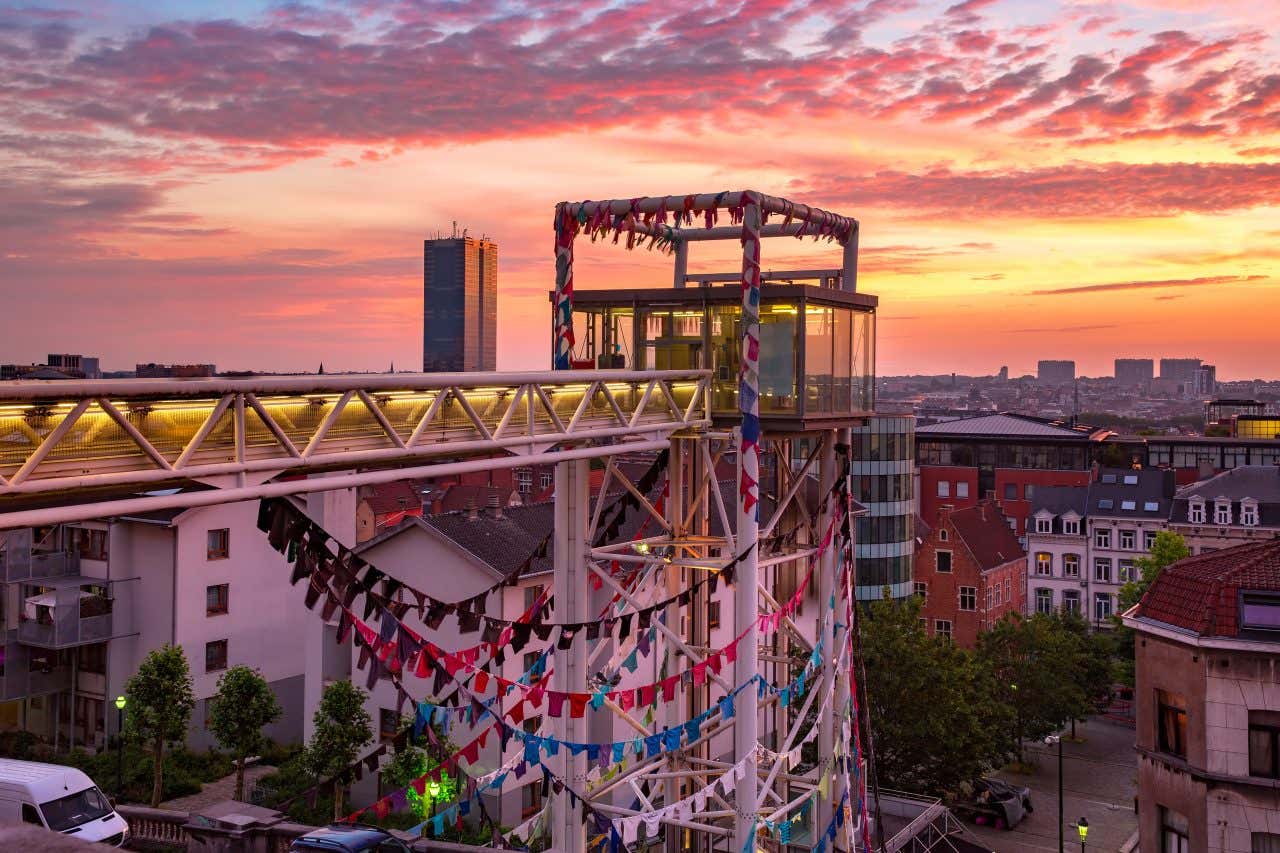 Elevador de vidro com bandeirolas coloridas ao entardecer