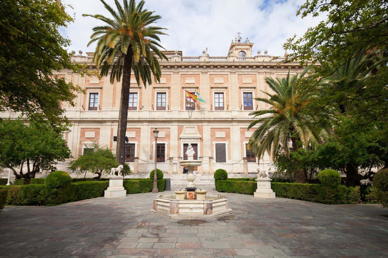 Façade du bâtiment des archives générales des Indes de Séville, une visite historique à faire dans la ville