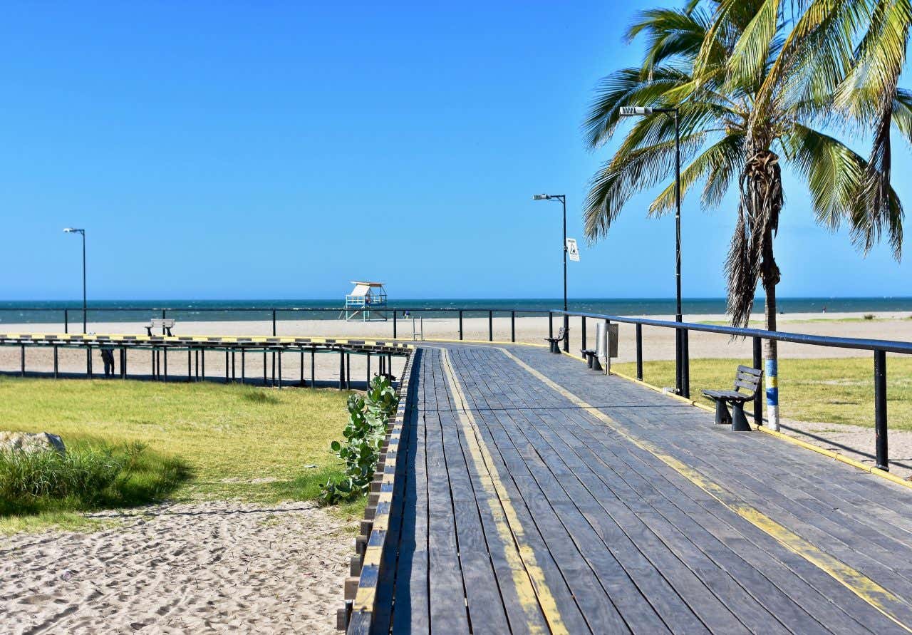 Passeio marítimo em frente à praia em um dia ensolarado