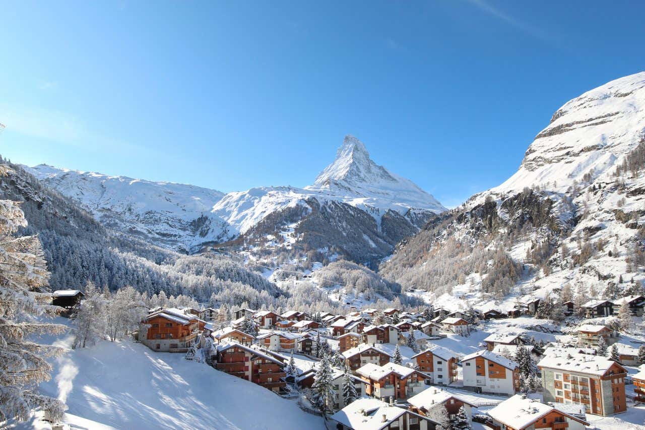 Vue sur le Cervin en arrière-plan et sur le village de Zermett, l'une des meilleures stations de ski