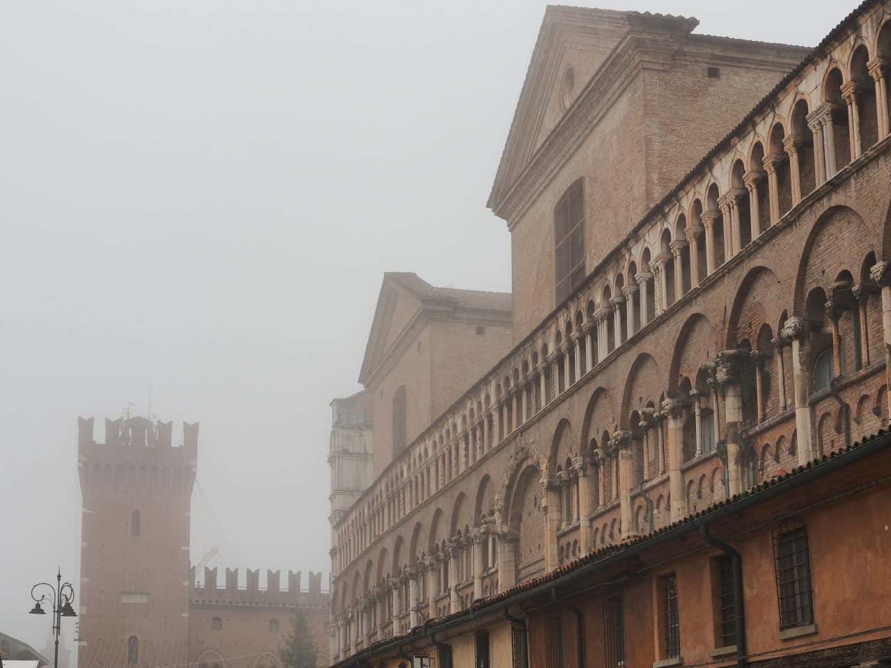 La Loggioa dei Mercanti di Ferrara avvolta dalla nebbia di giorno