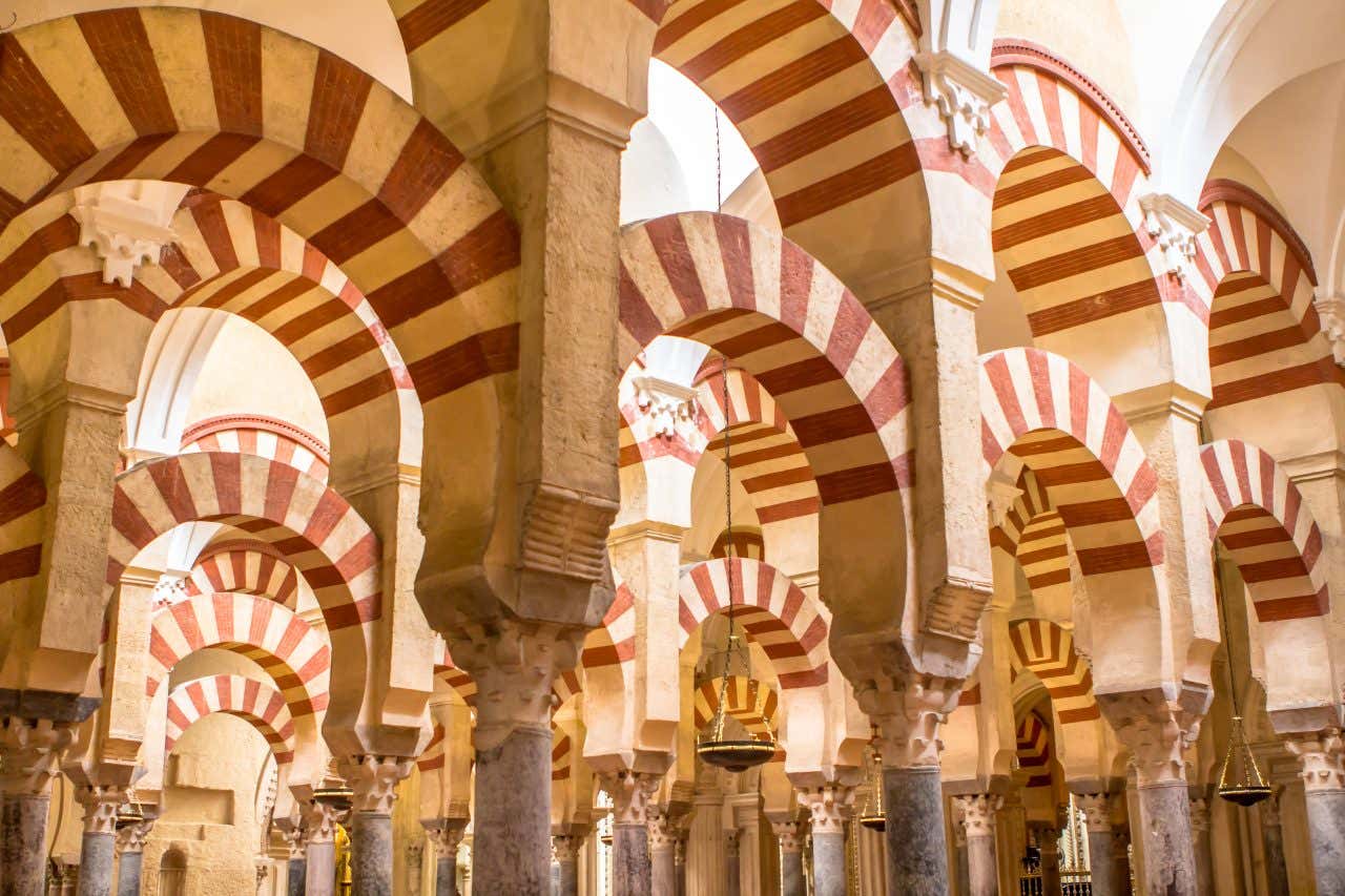 Intérieur de la mosquée de Cordoue, arches rouges et blanches