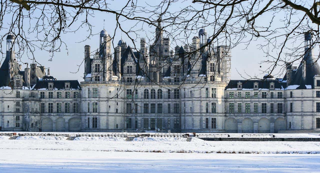 Vue sur le château de Chambord sous la neige, une visite idéale à faire lors de ce Blue Monday 2025