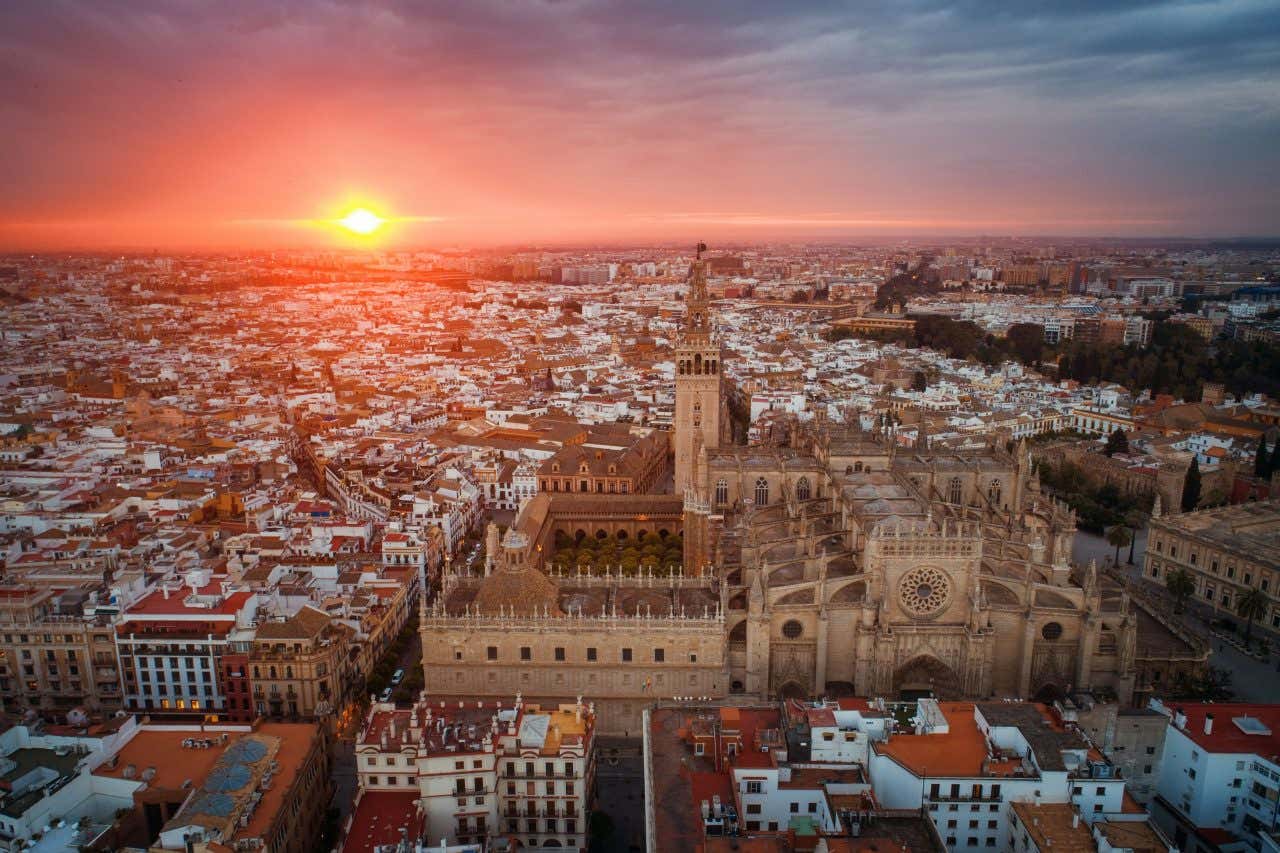 Vue aérienne sur la cathédrale de Séville au coucher du soleil, une visite incontournable à faire