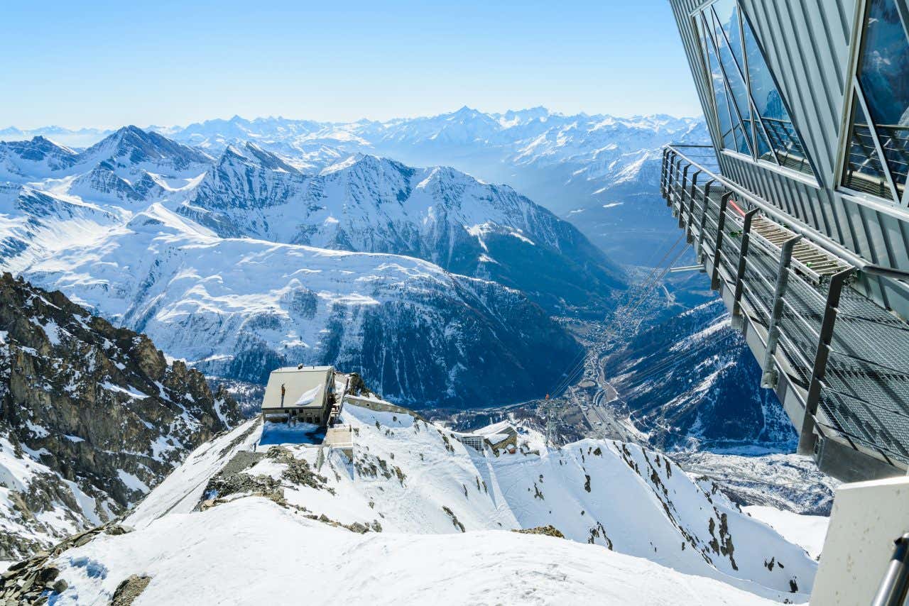 Vue sur la Vallée d'Aoste depuis un sommet de la station de Courmayeur, l'une des meilleures au monde