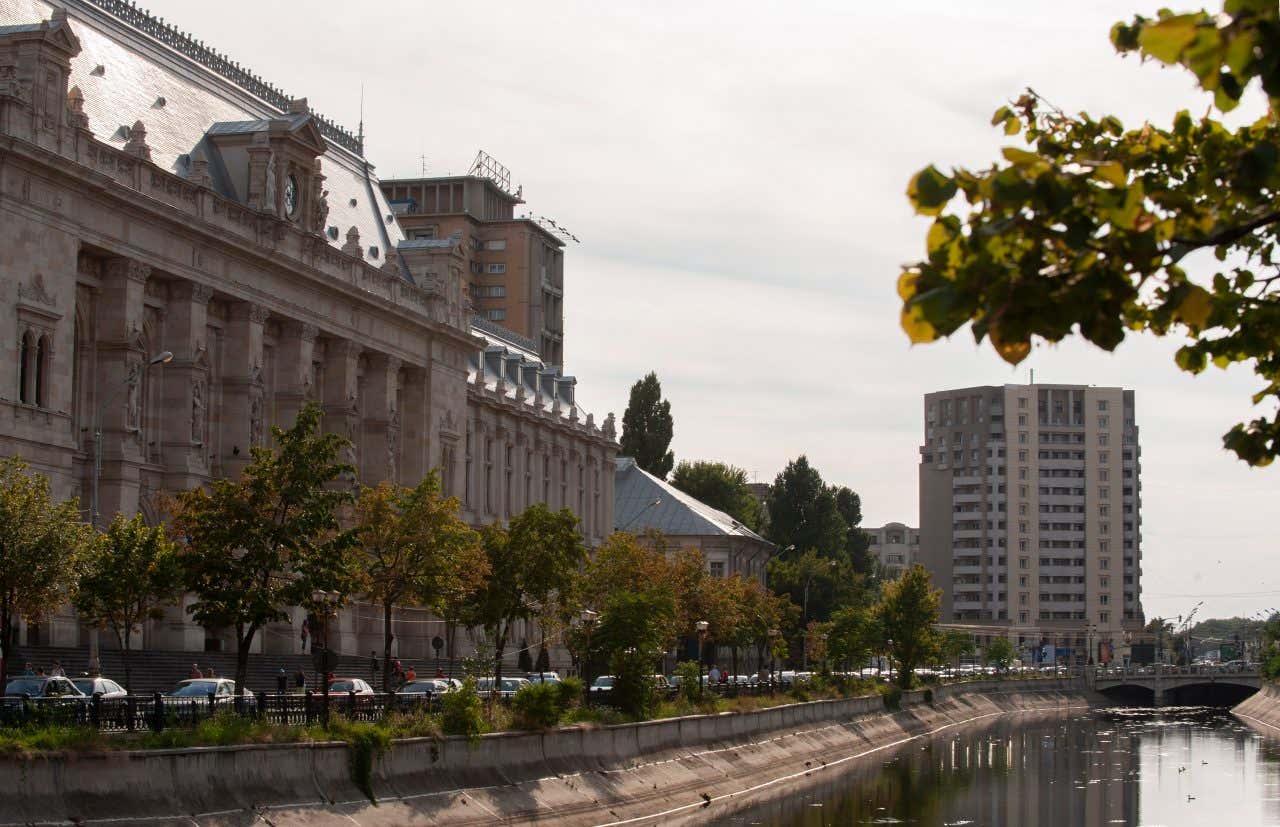 Vista dei palazzi che circondano il fiume di Bucarest, dai grattacieli sovietici ai palazzi in stile liberty