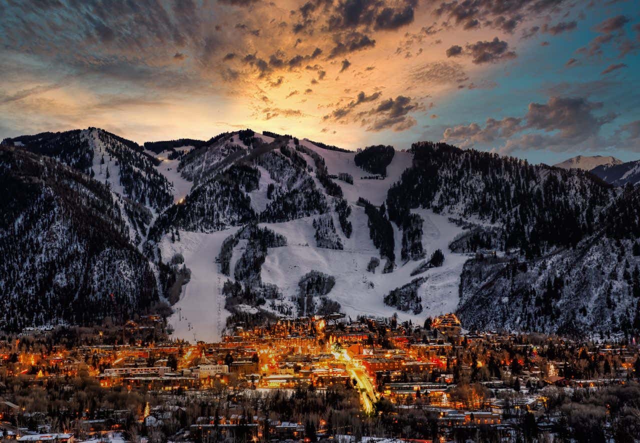 Vue sur le village enneigé d'Aspen au coucher du soleil