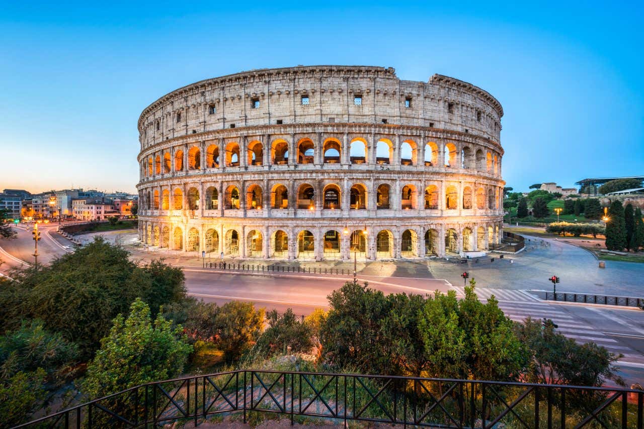 Vue panoramique sur le Colisée au coucher de soleil, un monument incontournable idéal pour commencer votre visite de 3 jours à Rome