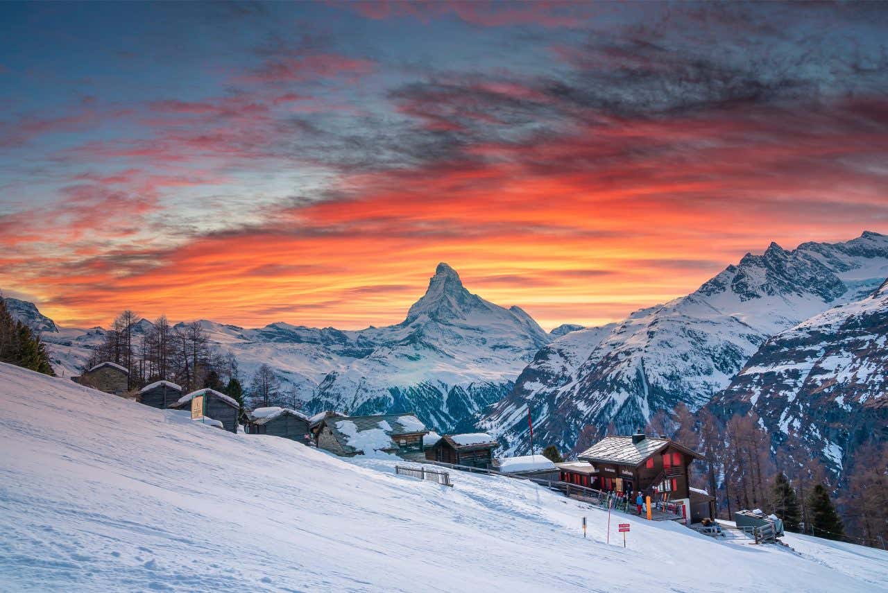 Le mont Cervin vu depuis une piste de ski au coucher du soleil, à Zermatt, une destination où partir en février