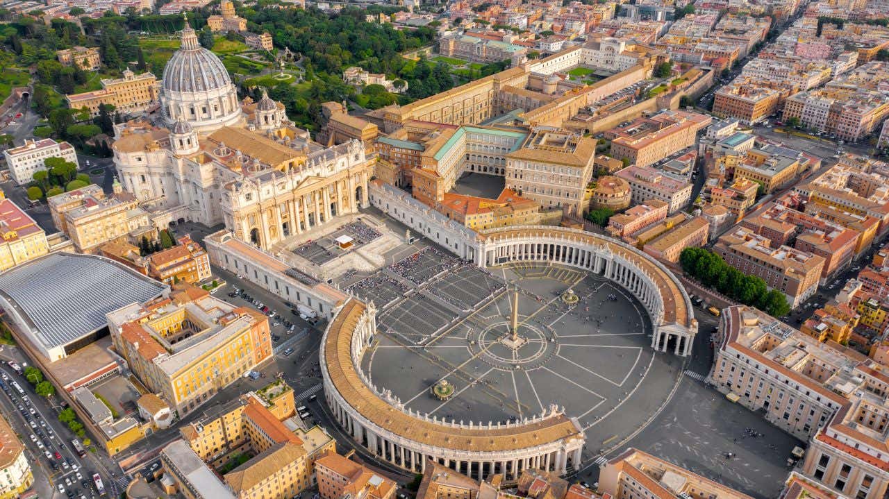 Vue du ciel sur la basilique Saint-Pierre et son dôme, le site à ne pas manquer si vous visitez le Vatican  