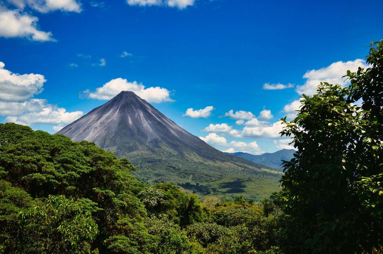 Vue sur le volcan Arenal depuis la jungle du Costa Rica, un pays où partir en janvier