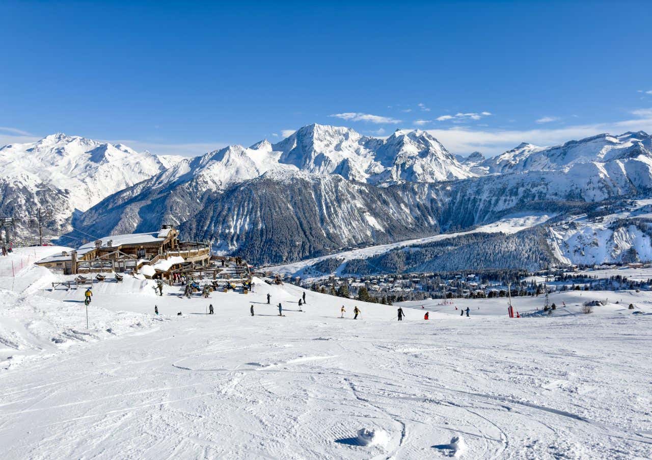 Vue sur une piste de Courchevel avec un restaurant de haute montagne en contrebas