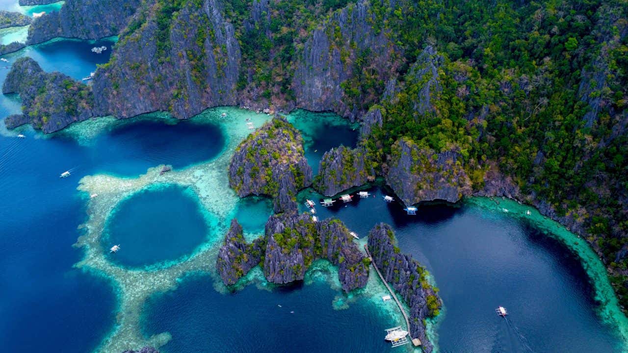 Vue aérienne sur Twin Lagoon, aux Phillipines, et ses formations rocheuses et ses eaux turquoise