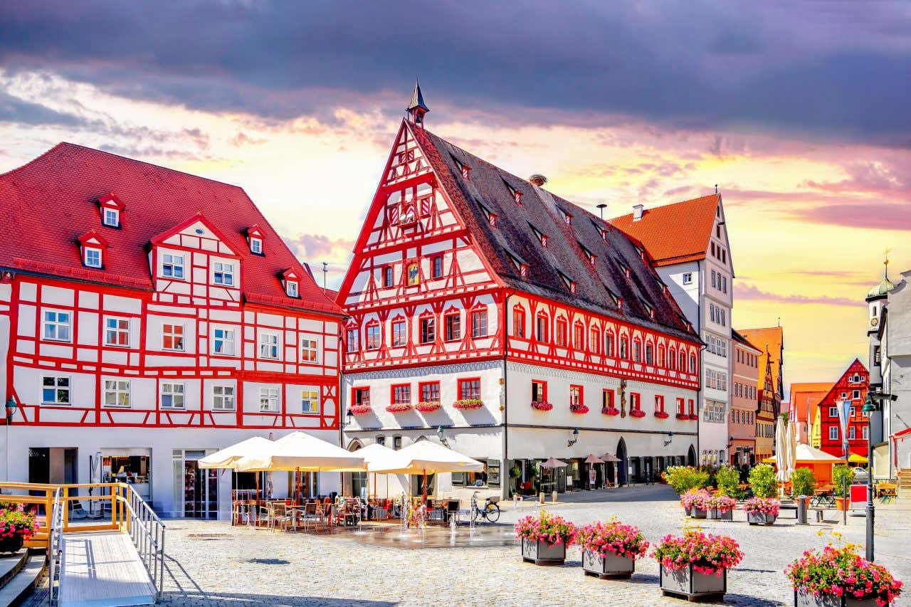 Bâtiments historiques à colombage rouge sur une place avec une terrasse à Nördlingen 