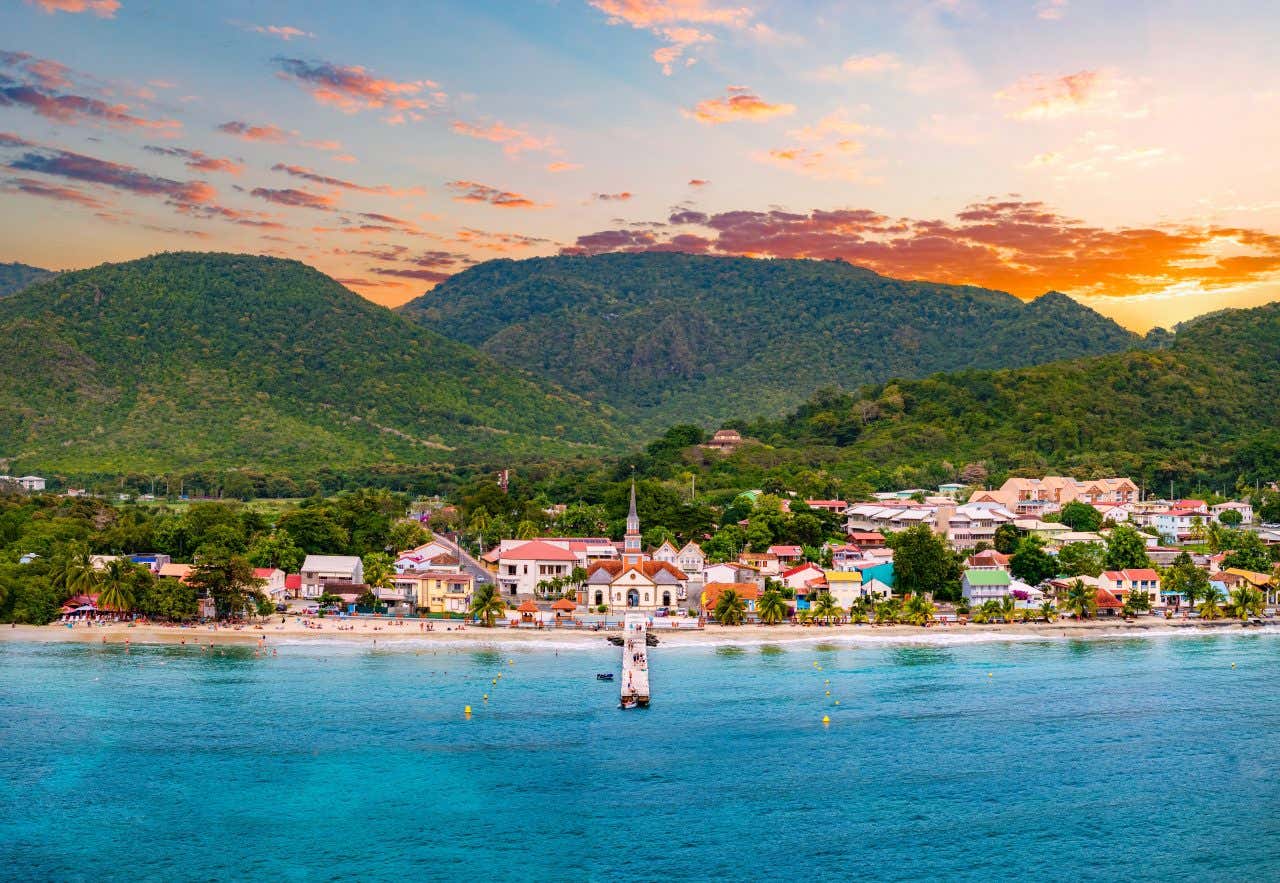 Vue sur un village martiniquais et sa nature verdoyante en arrière-plan au soleil couchant