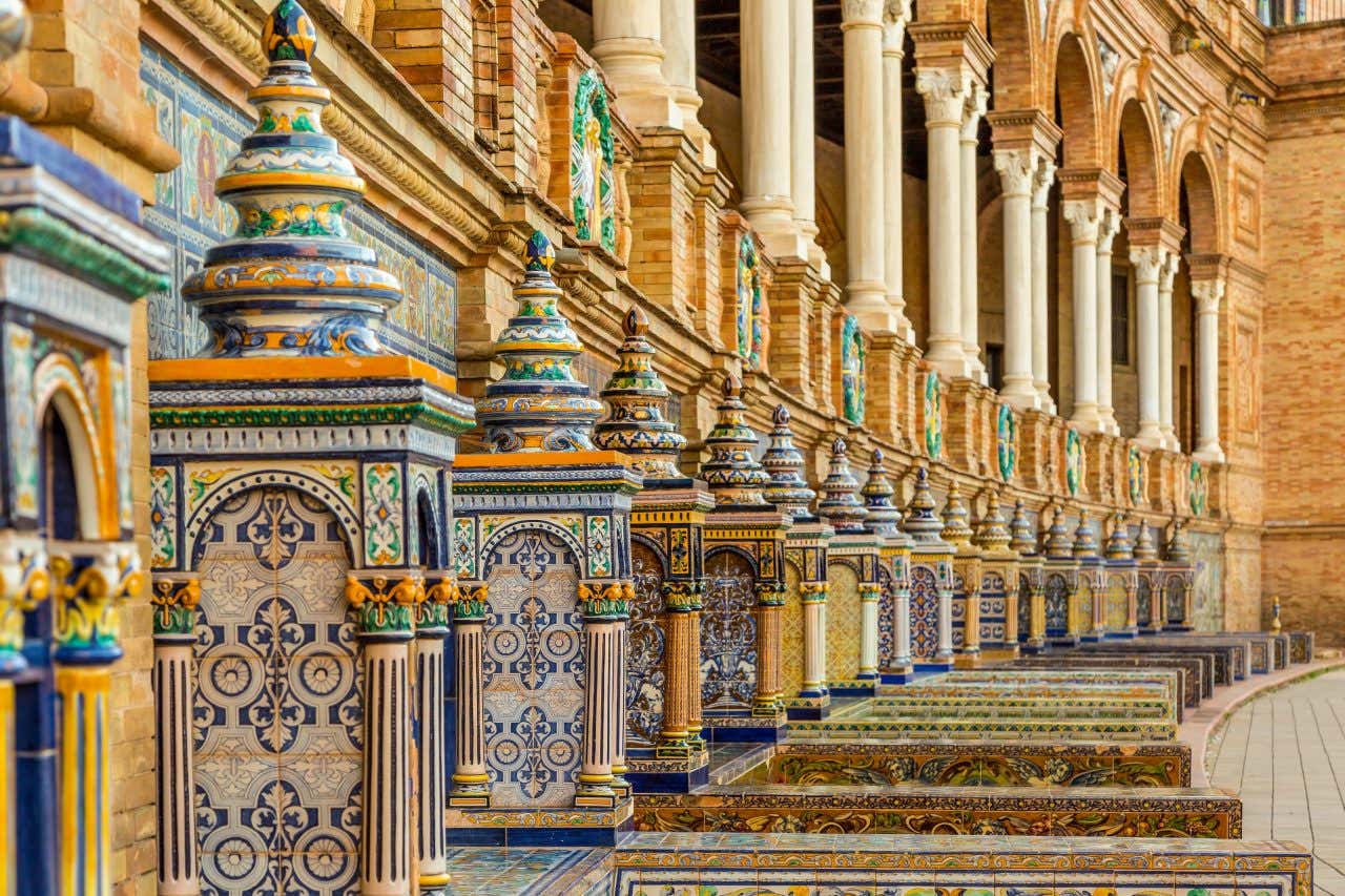 Bancs en céramique colorée de la Plaza de España, l'un des 10 incontournables à voir à Séville