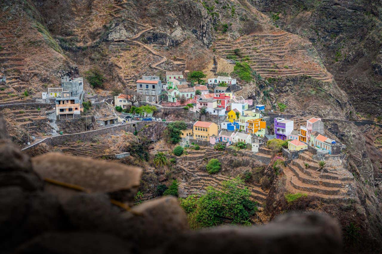 Un village aux maisons colorées perché dans des montagnes du Cap-Vert, une destination où partir en février