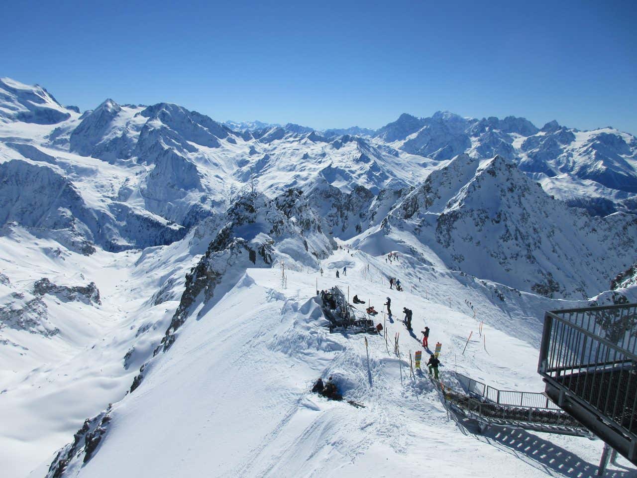 Vue sur les montagnes enneigée de Verbier depuis le sommet de Mont-Fort