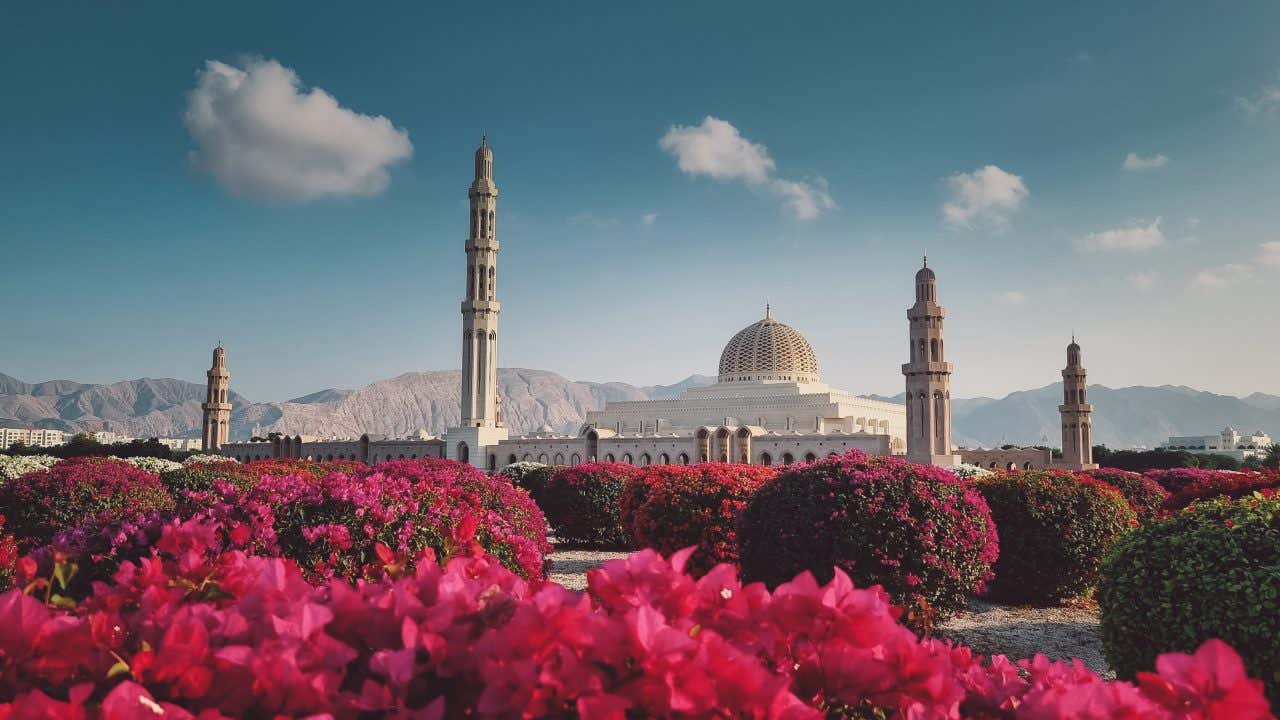 La Grande Mosquée du Sultan Qaboos, à Mascate, à Oman, une destination où partir en février