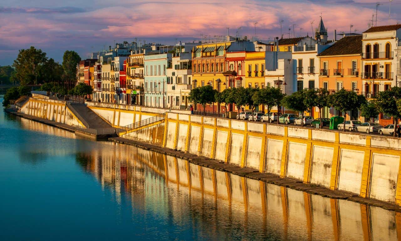 Vue sur le quartier de Triana et ses maisons colorées au coucher du soleil