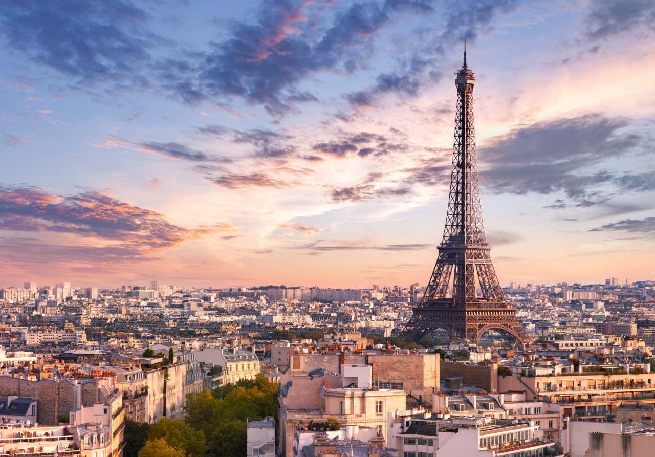 Vue sur Paris, ses bâtiments et la tour Eiffel