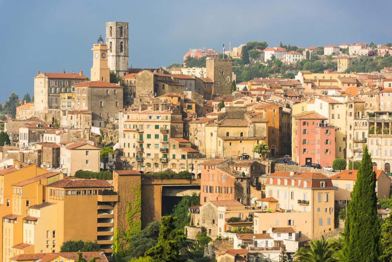 Vue sur la ville de Grasse sous un ciel dégagé