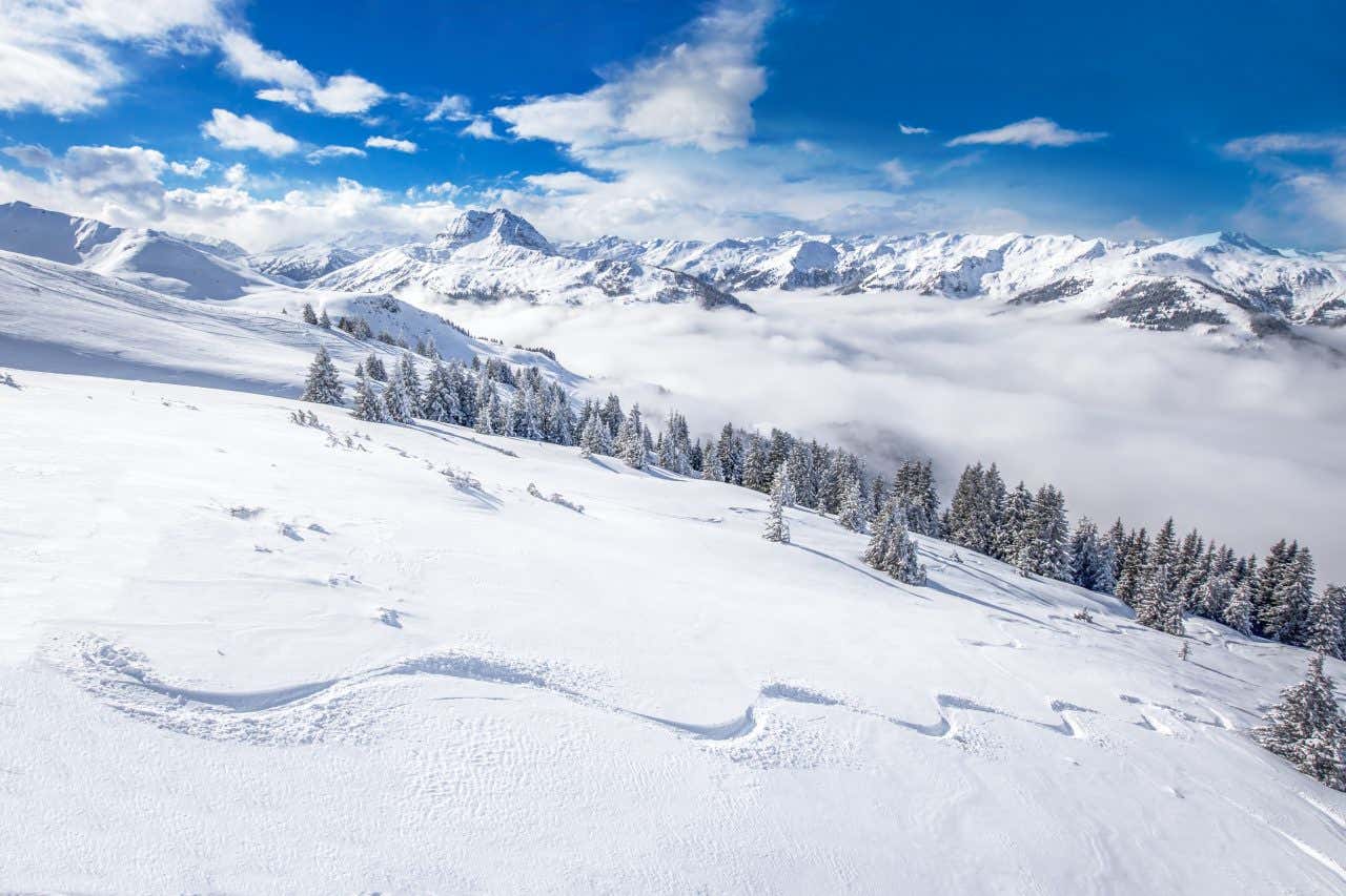 Paysage de Arosa Lenzerheide avec des montagnes en arrière-plan et des traces de ski dans la neige