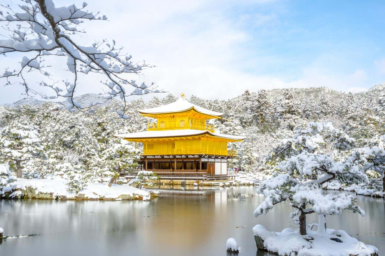 Le pavillon d'or de Kyoto sous la neige