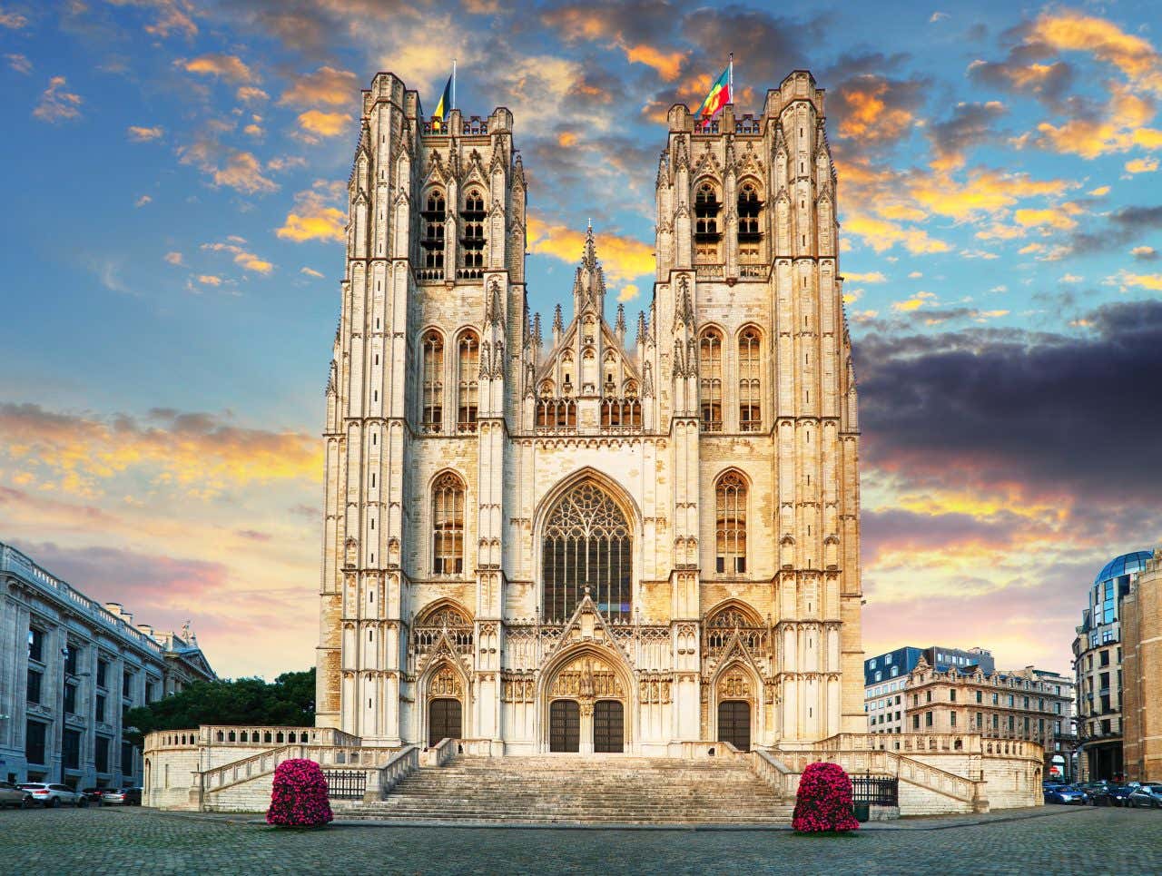 Façade de la cathédrale sous un ciel avec quelques nuages jaunes, une des visites incontournables à Bruxelles