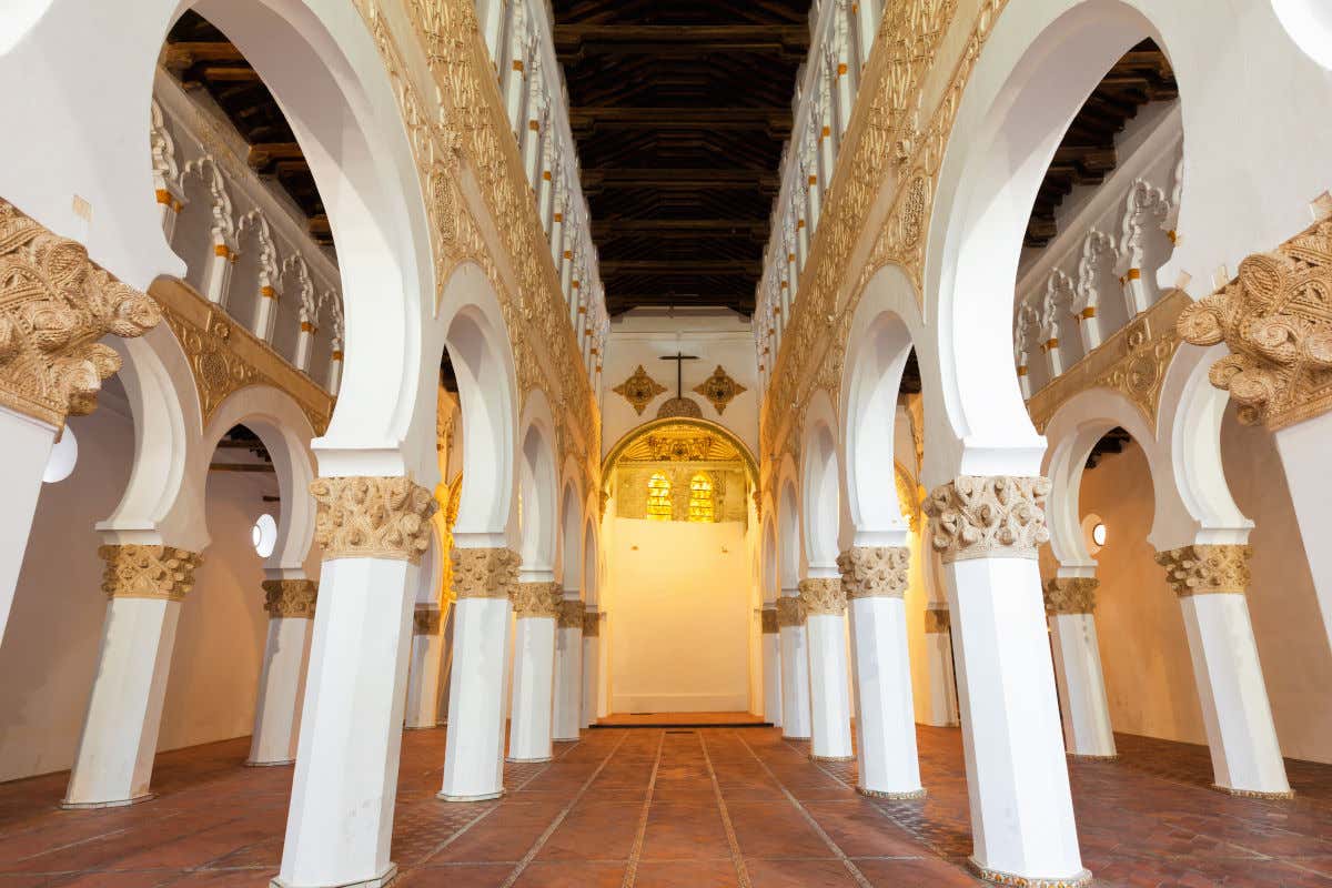 Interior de la sinagoga de Santa María La Blanca con numerosas columnas y arcos