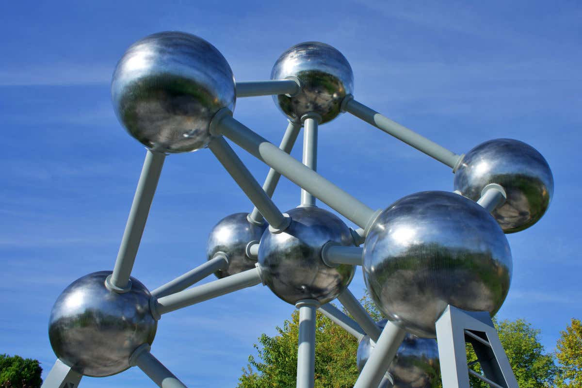 Varias y gigantescas esferas interconectadas entre sí formando el monumento del Atomium de Bruselas