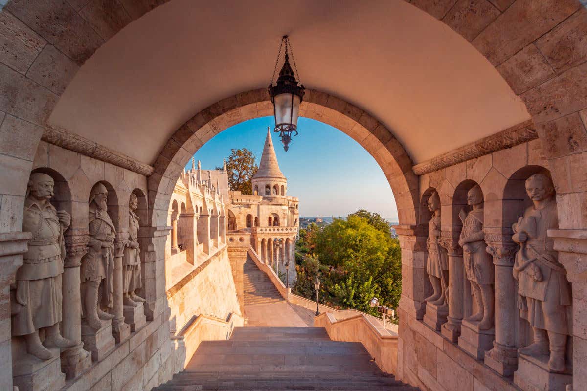 Esculturas de piedra que dan acceso a unas escaleras y un torreón del Bastión de los Pescadores, uno de los monumentos más bonitos que ver en Budapest