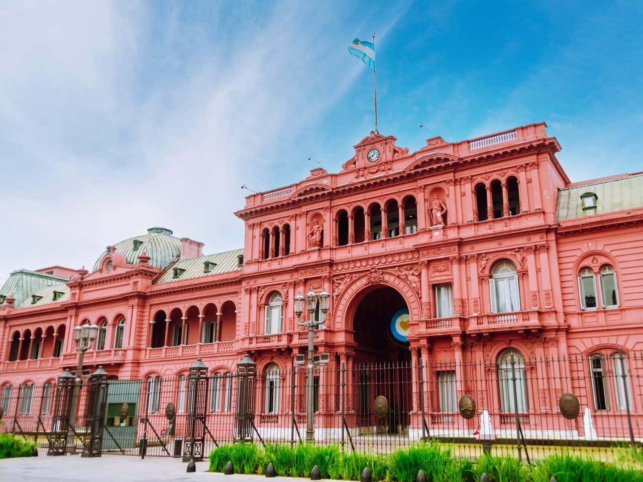 Fachada da Casa Rosada em um dia ensolarado