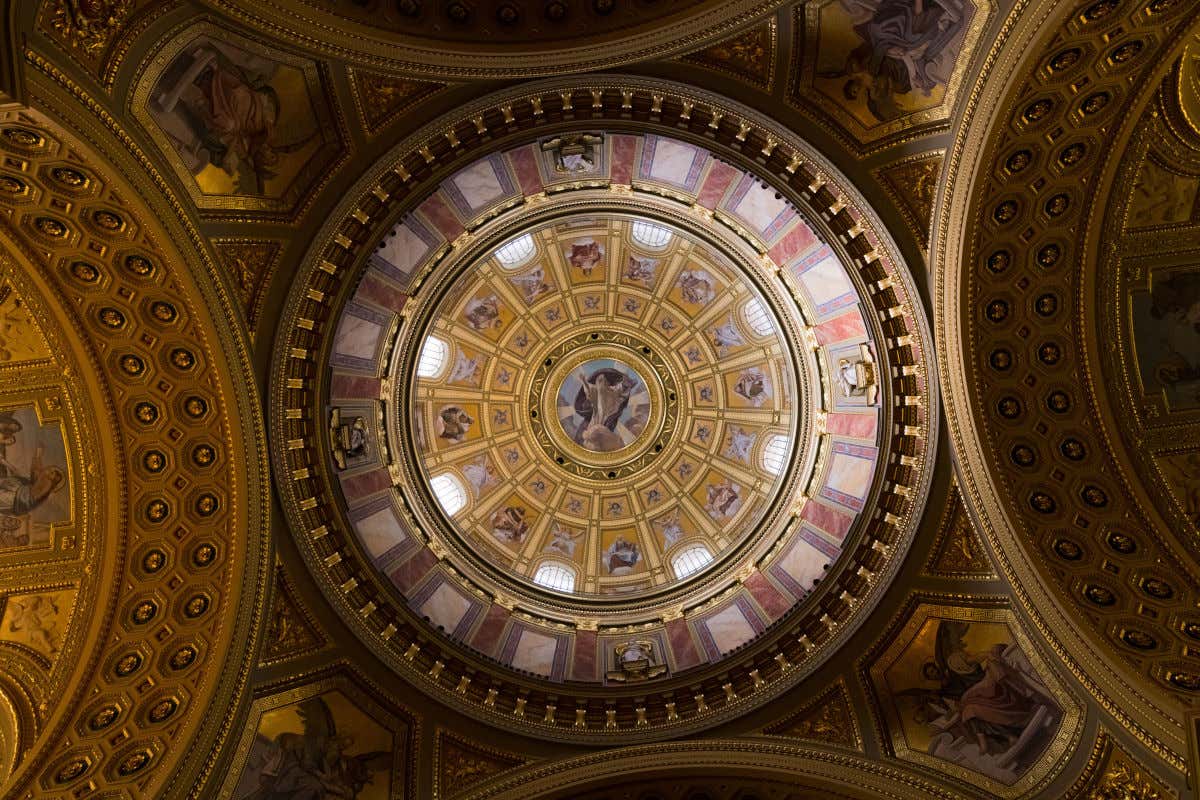 Frescos en el interior de la cúpula de la basílica de San Esteban, uno de los templos religiosos más importantes que ver en Budapest