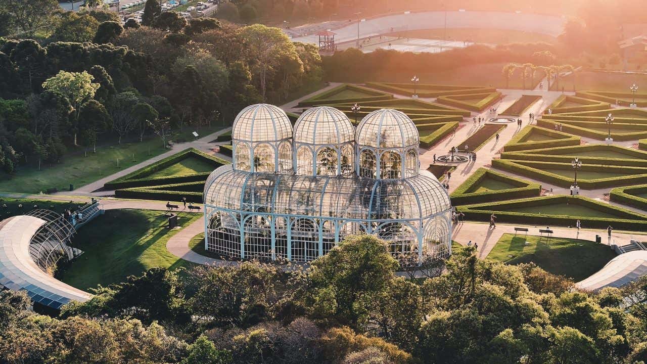 Vista aérea da Estufa de Vidro no Jardim Botânico com os geométricos Jardins Franceses