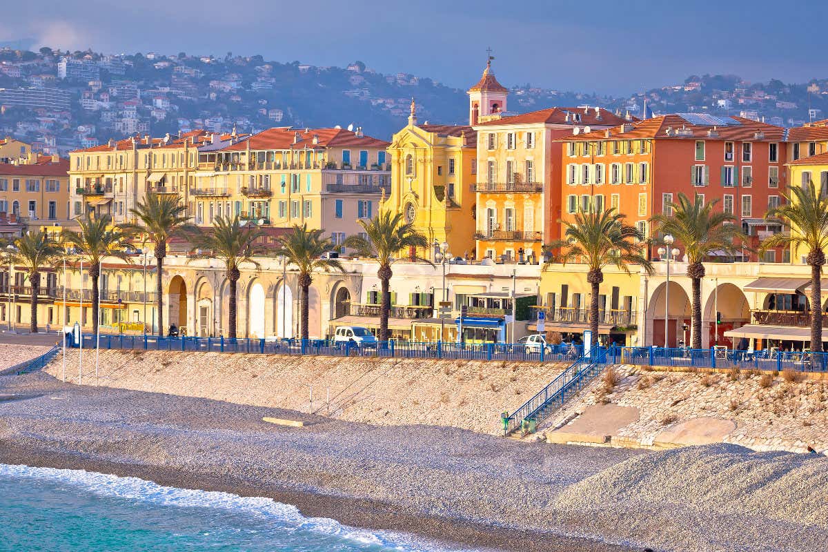 Vista del Promenade des Anglais, un famoso paseo marítimo de Niza donde se aprecia el mar y unos coloridos edificios de fondo